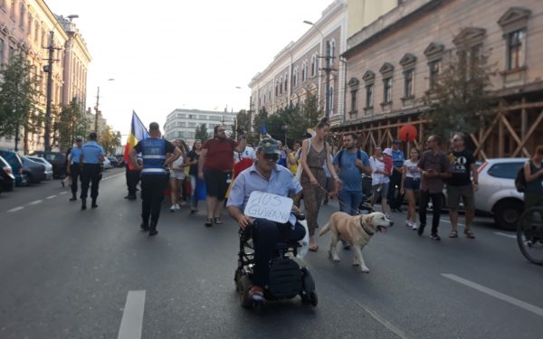FOTO & VIDEO | „Nu plecăm”, „Jos dictatura!” Zeci de mii de clujeni au protestat împotriva Guvernului