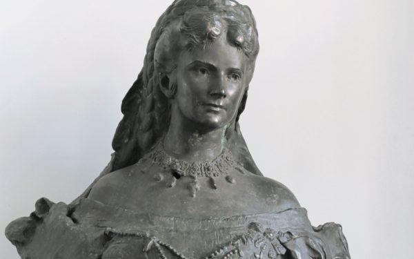 Bustul de bronz al împărătesei austro-ungare Sissi poate fi admirat la Palatul Banffy