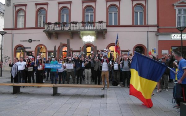 FOTO | VIDEO „Nu vom uita ce s-a întâmplat în 10 august la București!” Zeci de clujeni au ieșit din nou în stradă