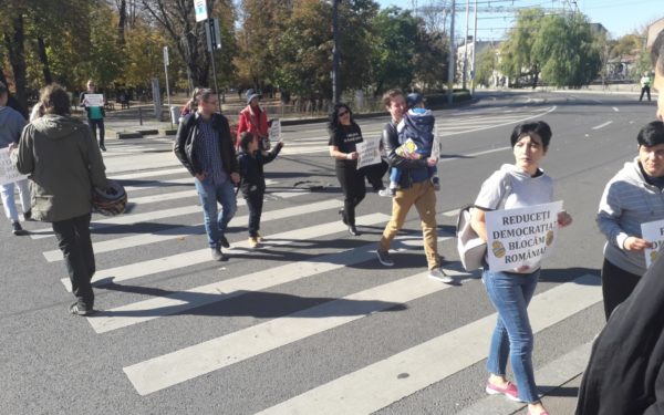 FOTO & VIDEO | Protest la Cluj. Mai multe persoane nemulțumite de modificarea legilor Justiției au blocat o trecere de pietoni