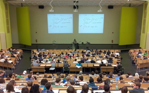 România, pe ultimul loc în UE la ponderea absolvenților de studii superioare