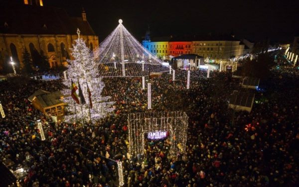 Brad de 10 metri în Piața Unirii din Cluj, donat de un turdean. Primăria a vrut să renunțe, din motive ecologice, la pomul de Crăciun