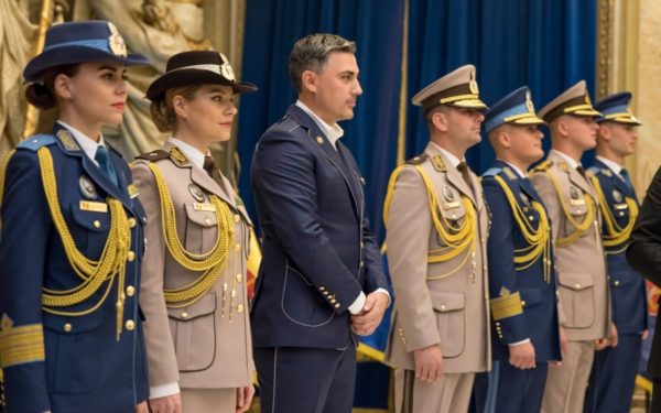 FOTO | Armata Română, în haine noi. Ministerul Apărării a prezentat noile uniforme ale Forțelor Terestre și Forțelor Aeriene