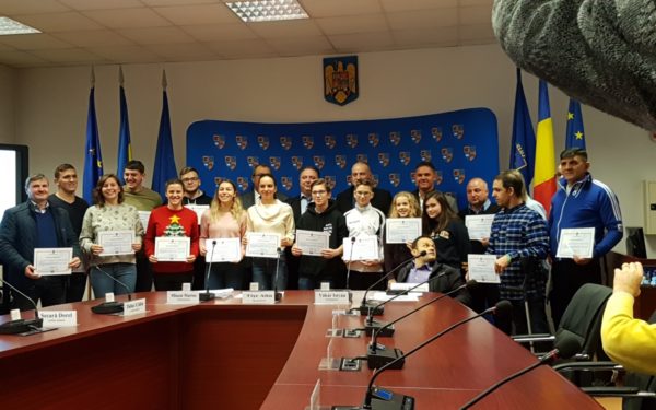 FOTO | 100 de sportivi clujeni și elevii care au obținut media 10 la Evaluarea Națională și Bacalaureat au fost premiați de Consiliul Județean