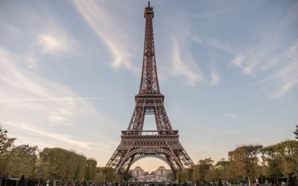 Turnul Eiffel și Muzeul Luvru vor fi închise mâine, din cauza protestelor anunțate de mișcarea „Vestele galbene”