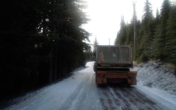 Circulație îngreunată pe drumul dintre localitățile Aiton și Gheorgheni din cauza zăpezii
