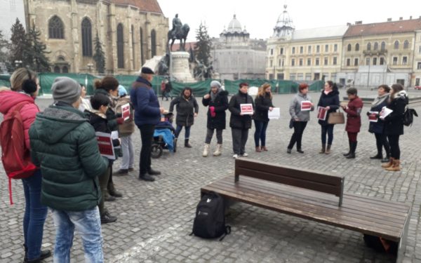 FOTO | Protest la Cluj-Napoca. Aparținătorii persoanelor cu dizabilități, speriați că vor rămâne fără bani