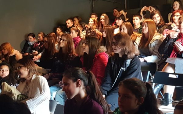 FOTO | Învață de mici să-și ajute semenii. Elevi din patru licee clujene au strâns bani pentru copiii din două centre sociale