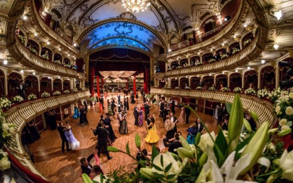 Balul Operei Cluj | Spectatorii vor putea dansa alături de artiști pe o platfomă de 500 de metri pătrați