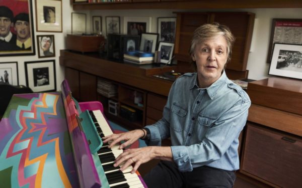 Caietul de literatură al lui Paul McCartney s-a vândut la o licitație cu peste 54.000 de euro