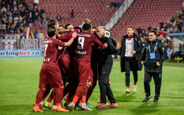 Dan Petrescu și doi jucători ai echipei pe care o antrenează, CFR Cluj, incluși în echipa etapei