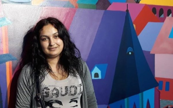 Interviurile EBS | Maria Stoica, activistă de etnie rromă: „Pata e asociată doar cu gunoi. Oamenii nu se gândesc că sunt suflete nevinovate, care nu au ales să locuiască acolo”