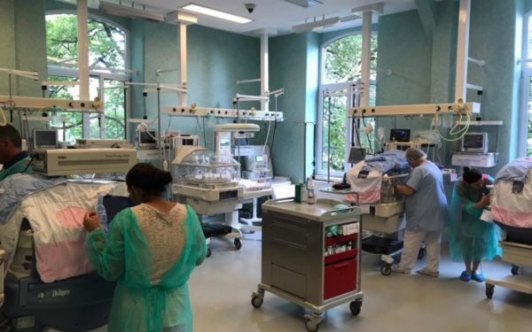 FOTO | Aparatură vitală pentru salvarea copiilor născuți prematur, donată secțiilor de neonatologie de la Spitalul de Urgență din Cluj