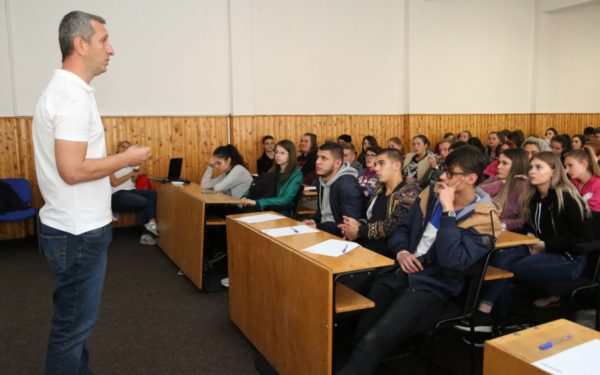 FOTO | Piloții profesioniști îi învață pe elevii clujeni cum să conducă preventiv
