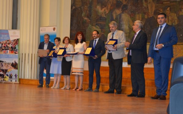 FOTO | Premii în bani pentru elevii clujeni cu rezultate deosebite și profesorii care i-au pregătit