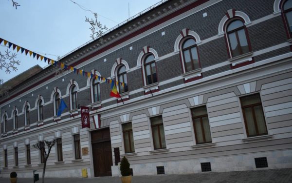 Cum trăiau românii pe vremea comunismului? Expoziție inedită la Muzeul din Dej