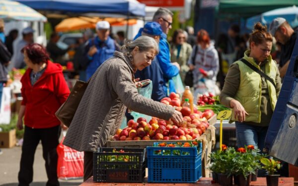 Producătorii locali își pot vinde, din nou, legumele și fructele pe platoul de la Sala Sporturilor