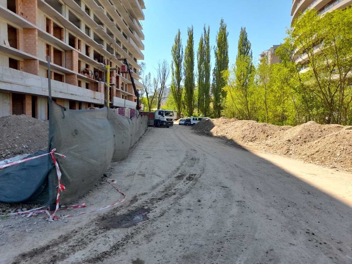 Drum de şantier, folosit şi de către altre autoturisme, în cartierul Mănăştur.