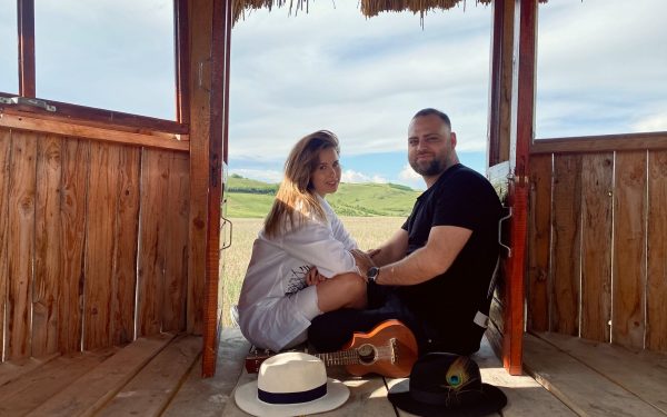„Șefa la decizii” cântă o piesă inspirată de folclorul albanez