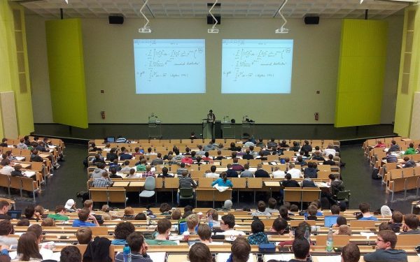 Se apropie și sesiunea de toamnă a admiterii. Cu ce își seduc candidații universitățile clujene?