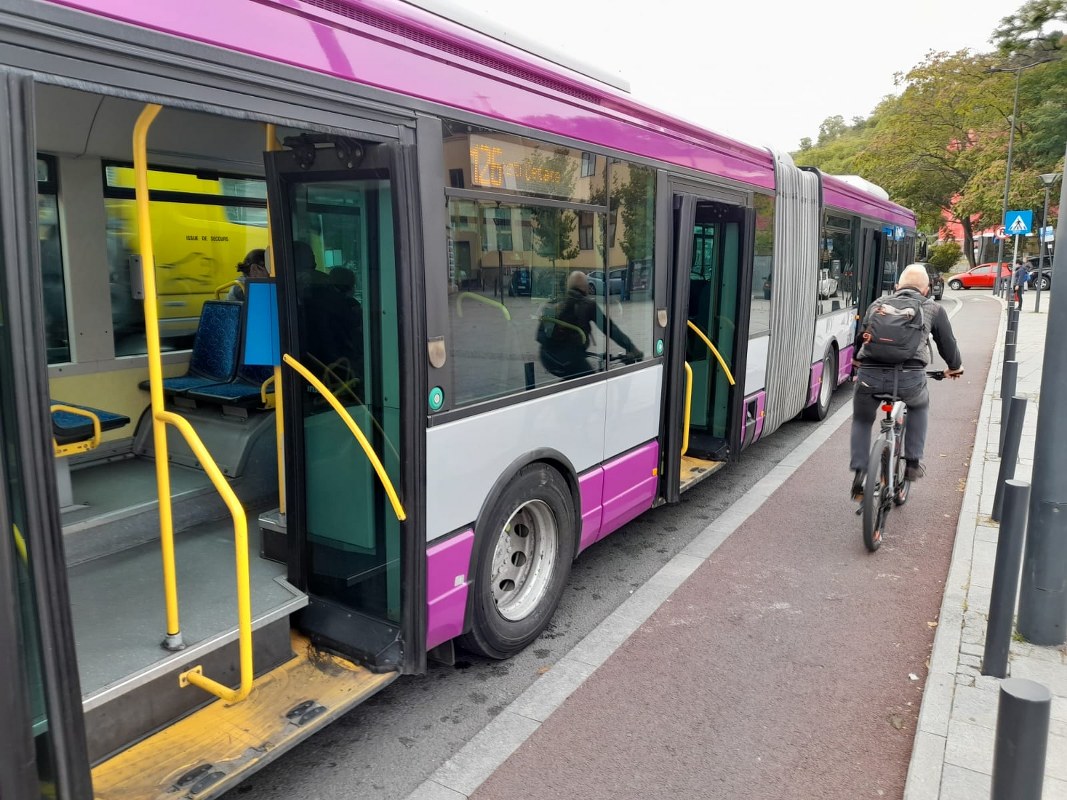 Autobuzul M 26 oprește în fața Operei Maghiare în paralele cu pista de biciclete, pe care călătorii trebuie să o traverseze. FOTO / O.C.