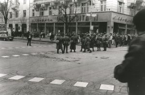 Călin Nemeș, în fața cordonului de militari. FOTO / Răzvan Rotta / Ro.Wikibooks