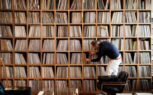 Vânzările de vinil au atins cel mai înalt nivel în ultimele trei decenii. Lideri, ABBA și Adele