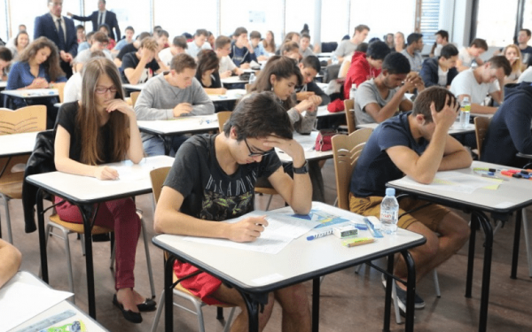 Mii de elevi din Cluj participă la simularea Bacalaureatului. Un test important în contextul pandemiei