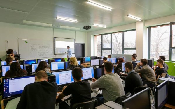 Competențele digitale stau la baza unui sistem de educație performant, bazat pe noi tehnologii