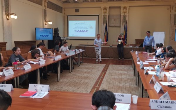 Tabară de educaţie financiară la BNR Cluj. Elevii i-au întâlnit şi pe câinii vameşi
