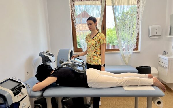 Durerile de spate, o problemă serioasă de sănătate. Fizioterapia modernă și kinetoterapia o rezolvă