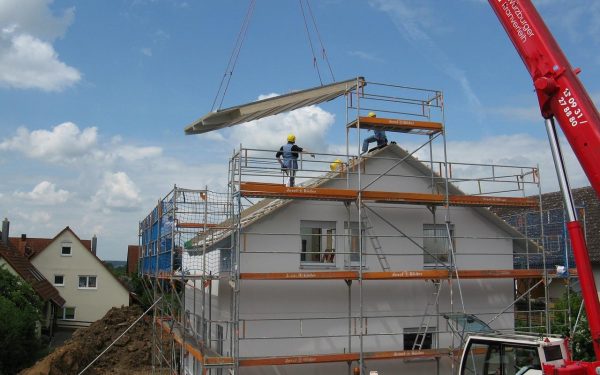 Ce modificări se pot face în timpul șantierului pentru a termina o casă la timp