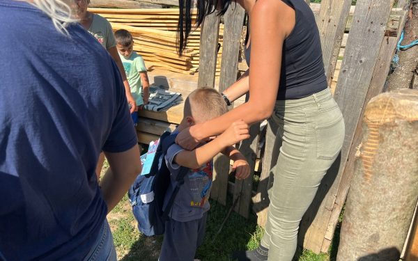 Zeci de copii din zona de munte a Clujului vor avea ghiozdane noi și complet echipate pentru noul an școlar