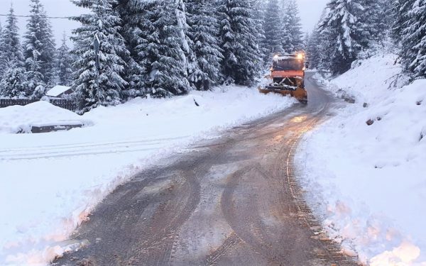 Ninge în zona de munte la Cluj. Drumarii intervin pe mai multe șosele din județ