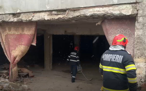 Trei persoane rănite, după ce tavanul sediului unei bănci din Dej s-a prăbuşit (Video)