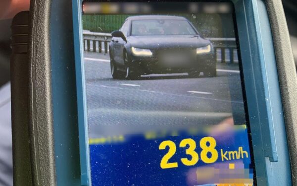 Record de viteză pe autostradă. Un șofer a fost prins ”zburând” cu 238 km/h. Amenda primită de vitezoman