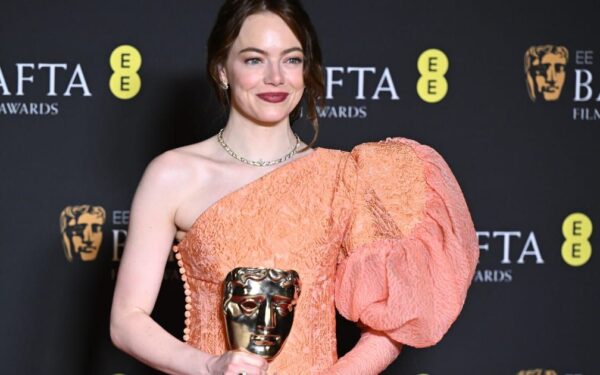 Emma Stone, emoționată în discursul de mulțumire la Premiile BAFTA: ‘Mama, cea mai importantă persoană din lume’