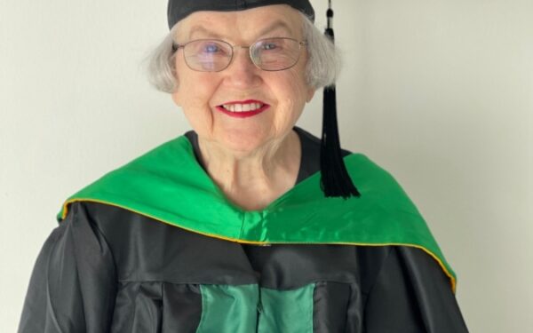 90 de ani și un Masterat: Minnie Payne – Exemplul Vieții Fără Limite la Universitatea din North Texas