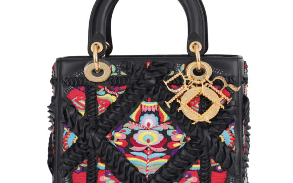 Geantă Dior inspirată din vestimentaţia tradiţională românescă