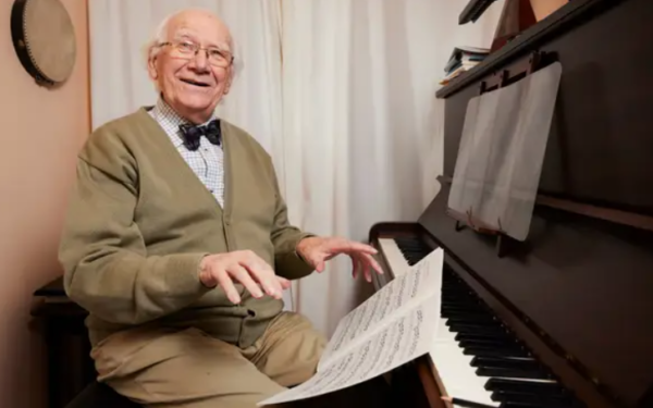 Un pianist de 88 de ani și-a promovat ultimul examen din facultate