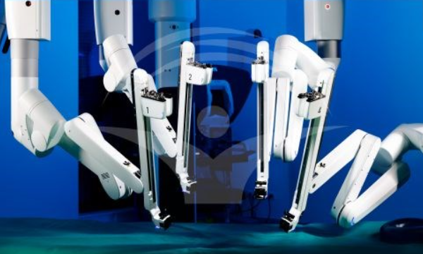 Chirurgie robotică gratuită pentru copii şi tineri